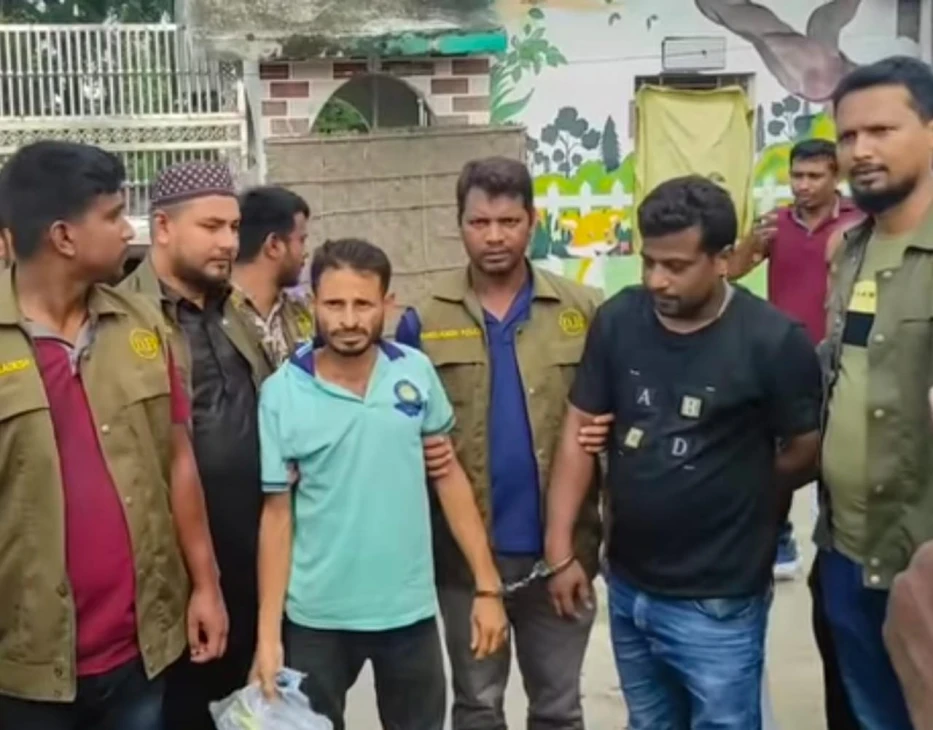 ঠাকুরগাঁওয়ে ফিল্মি স্টাইলে পুলিশের অভিযান, দুই মাদক ব্যবসায়ী আটক