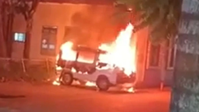 সিলেটে পার্কিংয়ে রাখা অ্যাম্বুলেন্স–বাসে দুর্বৃত্তদের অগ্নিসংযোগ