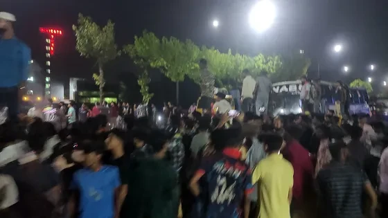 বকেয়া বেতনের দাবিতে সাভারে ঢাকা-আরিচা মহাসড়ক অবরোধ