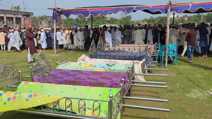 সড়ক দুর্ঘটনায় বর–কনেসহ ১৪ জন নিহত, এক পরিবারের ৯ জনের একসঙ্গে দাফন