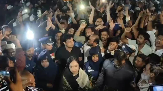 শহীদ মিনারে শ্রদ্ধা জানাতে গিয়ে রুমিন ফারহানার পথে বিএনপি নেতাদের বাধা