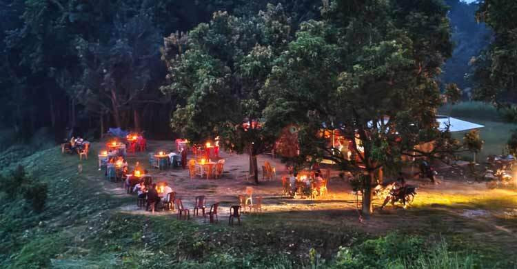 সওজের জমিতে অবৈধ ব্যবসা: বৈষম্যবিরোধী ছাত্রনেতাদের বিরুদ্ধে নওগাঁয়ে তীব্র অভিযোগ