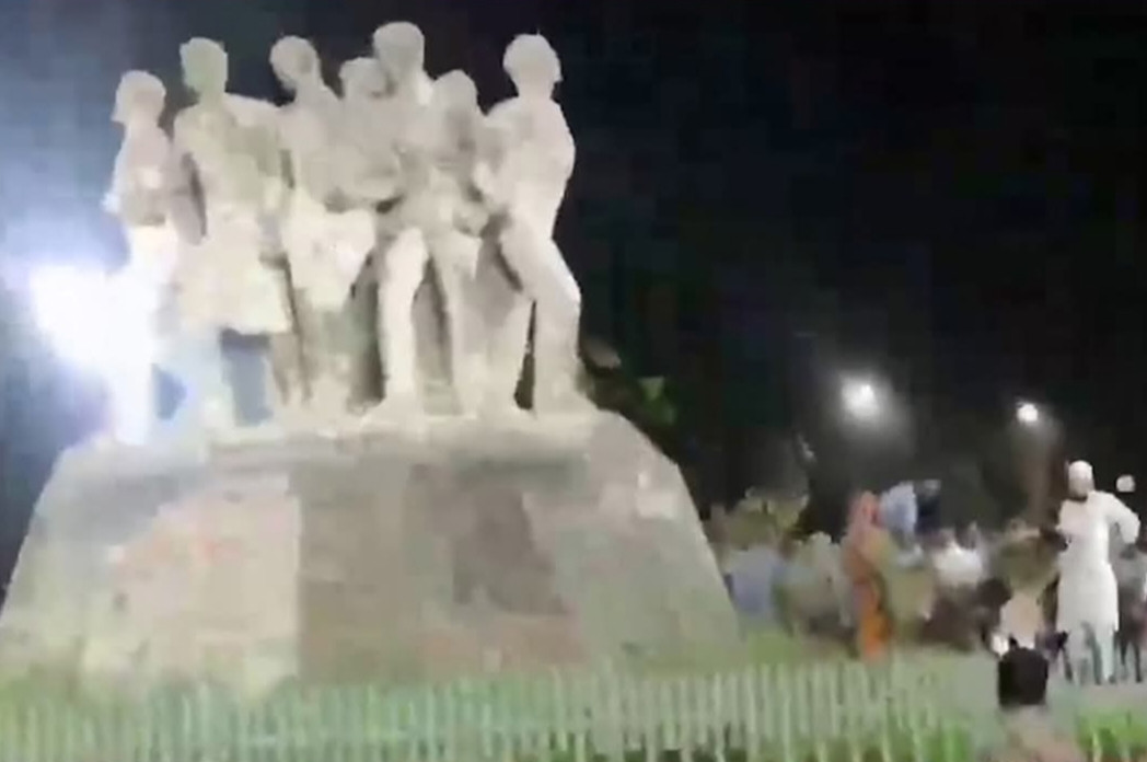 ঢাবির রাজু ভাস্কর্যের পাশে বিস্ফোরণে চাঞ্চল্য, আতঙ্কে শিক্ষার্থীরা