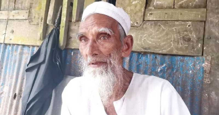 মঠবাড়িয়ায় বিয়ের প্রলোভনে টাকা হাতিয়ে নিলেন নারী,বিয়ের দাবিতে  অনশনে ৭৫ বছরের বৃদ্ধ