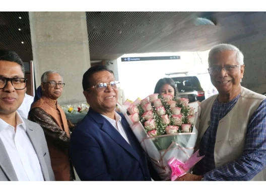 অন্তর্বর্তী দায়িত্ব শেষে নিজ কর্মস্থলে ফিরলেন ড. ইউনূস