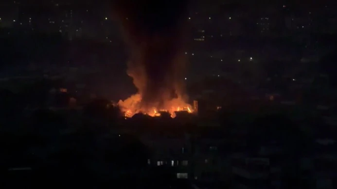 রাজধানীর কড়াইল বস্তিতে আগুন, নিয়ন্ত্রণে কাজ করছে ফায়ার সার্ভিস