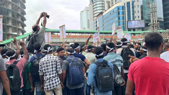 কারওয়ান বাজারে প্রবাসী শ্রমিকদের বিক্ষোভ, সড়ক অবরোধ