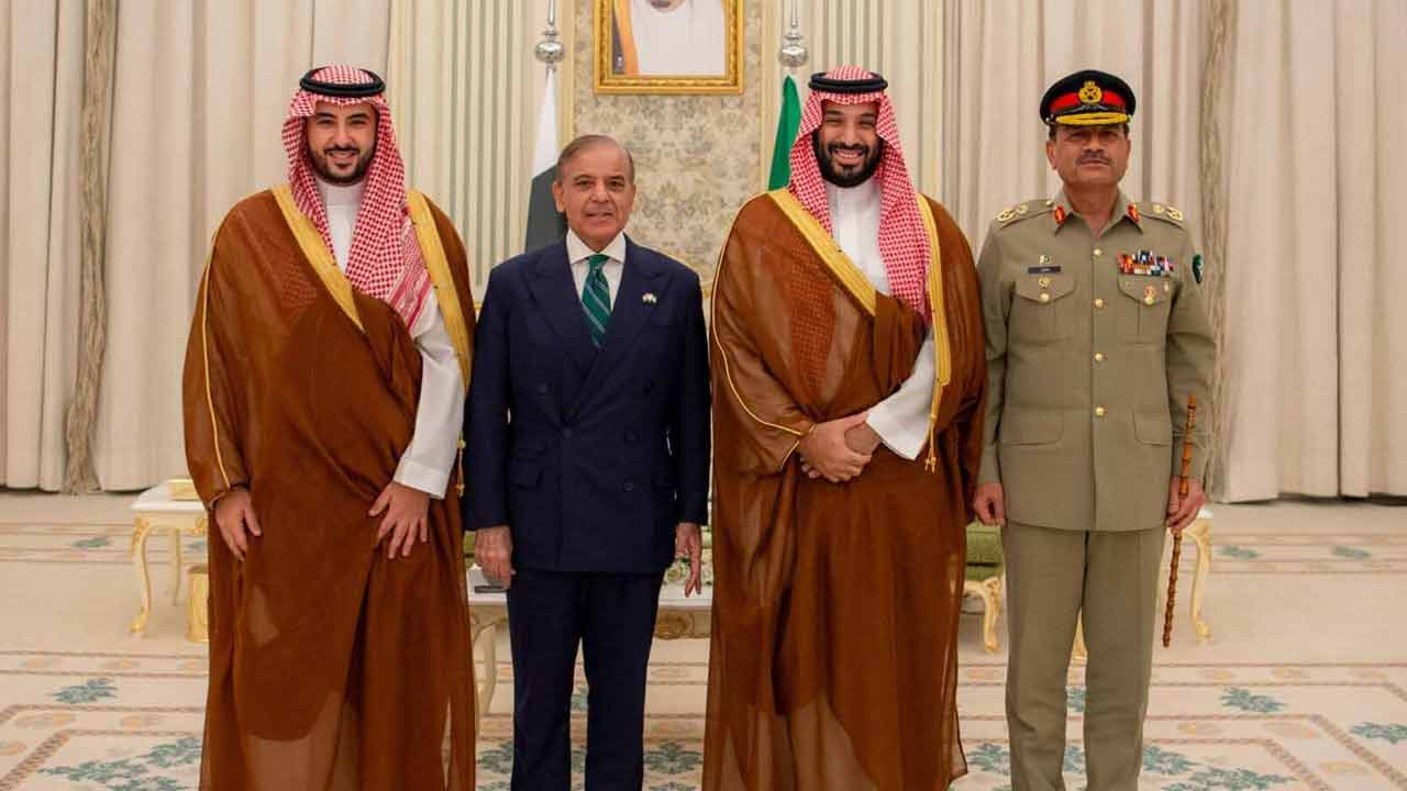 পাকিস্তান-সৌদি প্রতিরক্ষা চুক্তি: ‘ন্যাটোর মতো ছাতা’, সৌদি মিডিয়ায় উচ্ছ্বাস