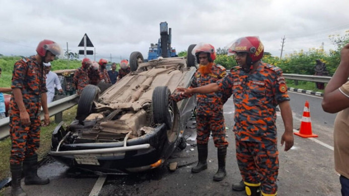 ঢাকা-মাওয়া এক্সপ্রেসওয়েতে প্রাইভেটকার দুর্ঘটনা, নিহত ৩