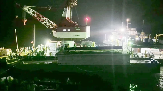 পদ্মা নদীতে বাসডুবিতে ৮ জন জীবিত উদ্ধার, নিখোঁজ ৩৩