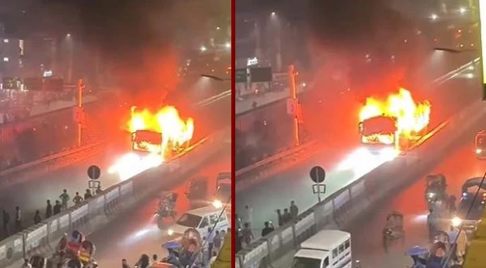 ঢাকার ধোলাইপাড়ে একটি যাত্রীবাহী বাসে হঠাৎ আগুন