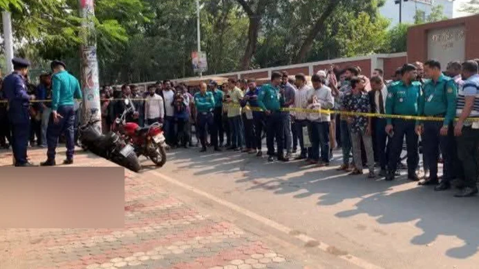 খুলনা আদালত চত্বরে দিনের আলোয় গুলিতে দুইজন নিহত