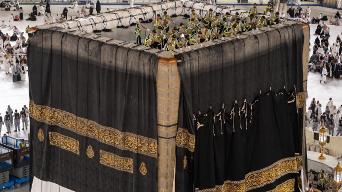 ইসলামি নববর্ষে নতুন গিলাফে সজ্জিত হলো পবিত্র কাবা