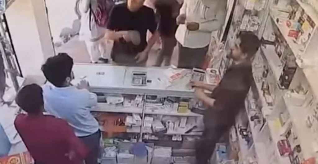 রাজধানীতে ফার্মেসিতে প্রকাশ্যে অস্ত্র ঠেকিয়ে চাঁদাবাজি, সোশ্যাল মিডিয়ায় ভিডিও ভাইরাল