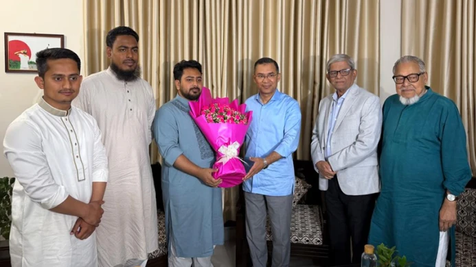 নাহিদ ইসলামের বাসায় তারেক রহমানের সৌজন্য সাক্ষাৎ