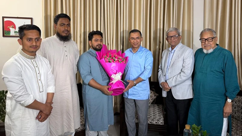 নাহিদ ইসলামের বাসায় তারেক রহমানের সৌজন্য সাক্ষাৎ