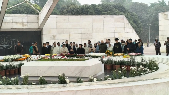 দাদির কবর জিয়ারত করলেন জাইমা রহমান