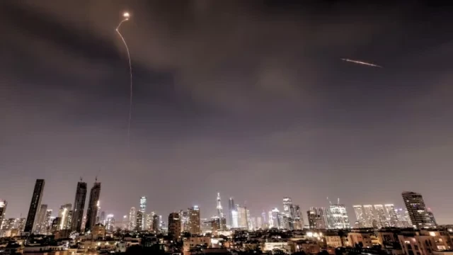 ইসরায়েলজুড়ে ইরানের দফায় দফায় ক্ষেপণাস্ত্র হামলা