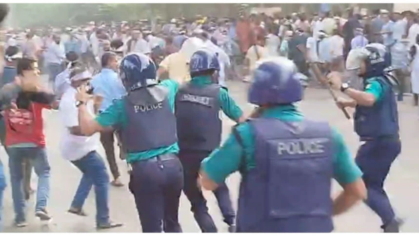 শাহবাগে প্রাথমিক শিক্ষকদের আন্দোলনে পুলিশের লাঠিচার্জ ও জলকামান