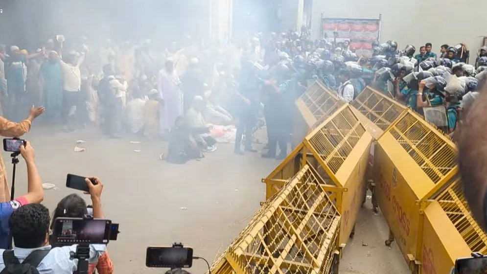 প্রেসক্লাবের সামনে মাদরাসা শিক্ষকদের সঙ্গে পুলিশের সংঘর্ষ, আহত অন্তত ১৫