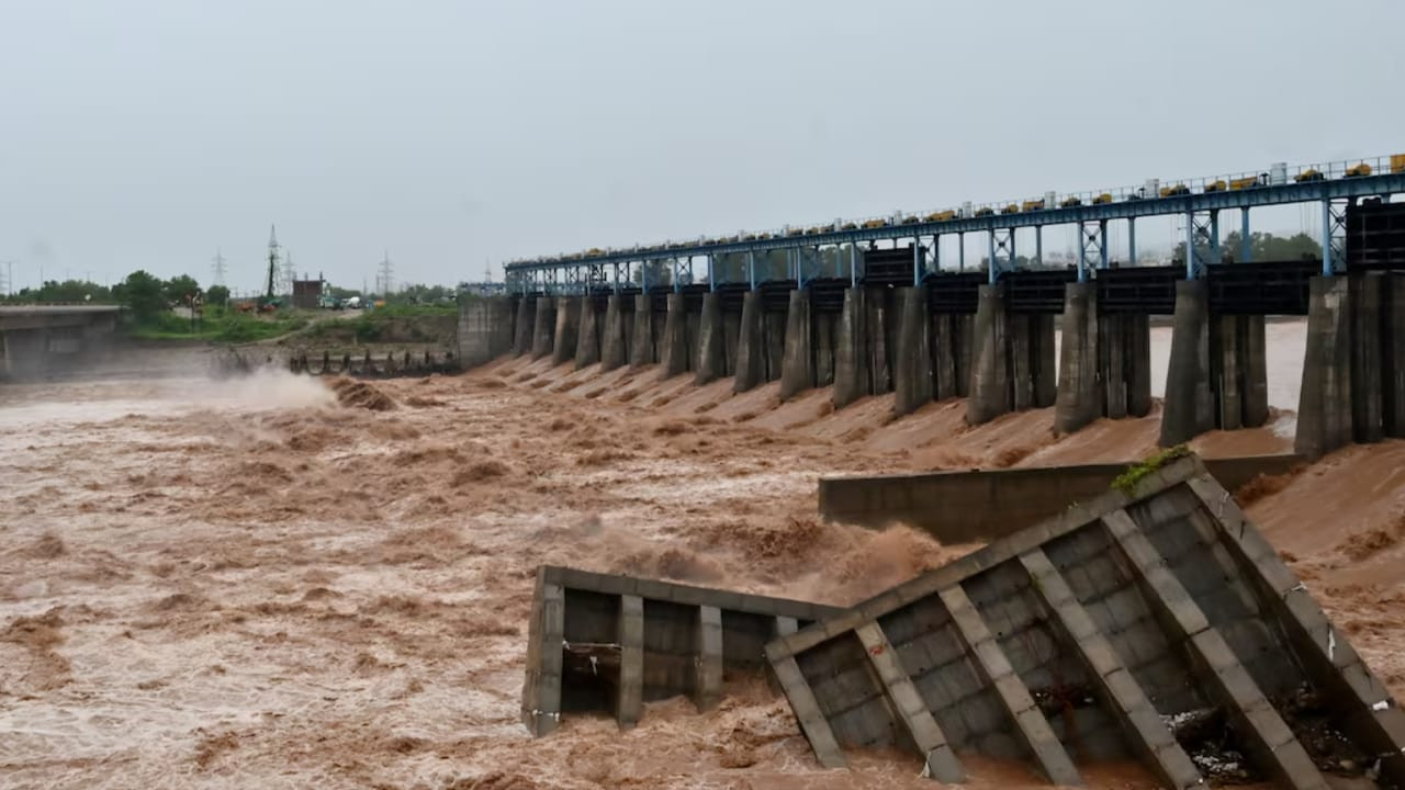 ভারতের ছাড়া পানি থেকে বাঁচতেই বিস্ফরণের মাধ্যমে বাঁধ উড়িয়ে দিল পাকিস্তান