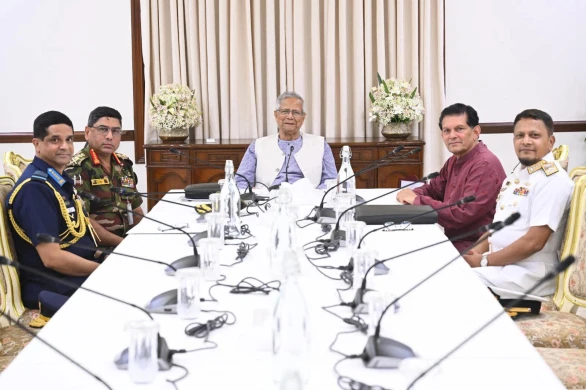 ভোটের প্রস্তুতি নিয়ে তিন বাহিনী প্রধানের সঙ্গে প্রধান উপদেষ্টার বৈঠক