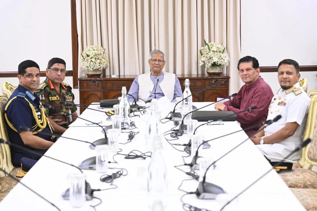 ভোটের প্রস্তুতি নিয়ে তিন বাহিনী প্রধানের সঙ্গে প্রধান উপদেষ্টার বৈঠক