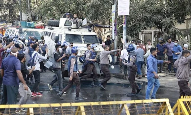 প্রধান উপদেষ্টার বাসভবনের সামনে সরকারি কর্মচারীদের সঙ্গে পুলিশের সংঘর্ষ