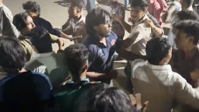 শাহবাগ থানার ভেতরে ডাকসু নেতাদের ওপর ছাত্রদলের হামলা