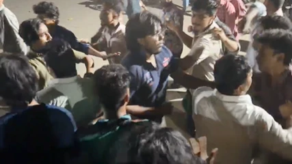 শাহবাগ থানার ভেতরে ডাকসু নেতাদের ওপর ছাত্রদলের হামলা