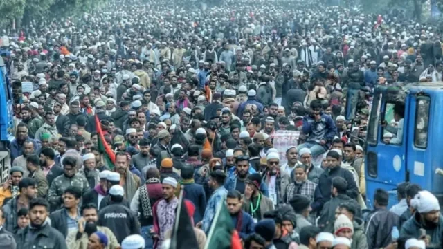 সংসদ ভবন এলাকায় খালেদা জিয়ার জানাজায় অংশ নিতে জনতার ঢল