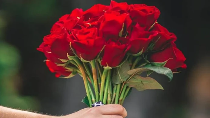 আজ প্রিয়জনকে গোলাপ দিয়ে ভালোবাসা জানানোর বিশেষ দিন