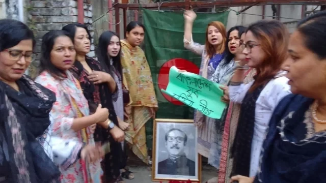 আ. লীগের ধানমন্ডি অফিসের ফটকে বঙ্গবন্ধুর ছবি রেখে স্লোগান