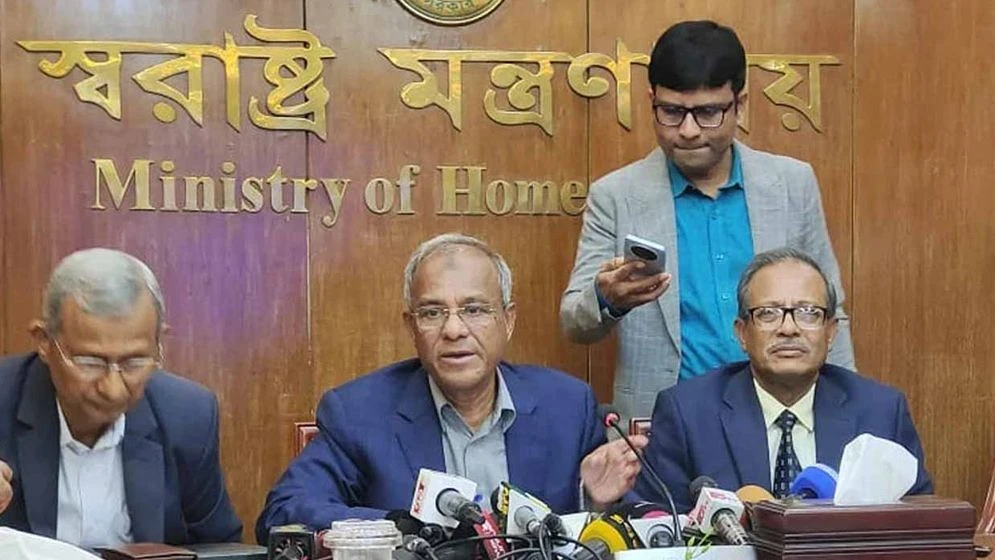 নিরাপত্তা ঝুঁকিতে থাকা ২০ ব্যক্তিকে ব্যক্তিগত গানম্যান: স্বরাষ্ট্র উপদেষ্টা