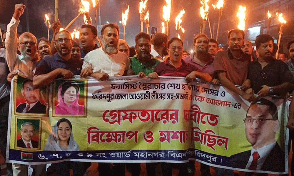 চ্যানেল ২৪ ও সমকাল মালিক এ কে আজাদের বিরুদ্ধে বিএনপির মশাল মিছিল