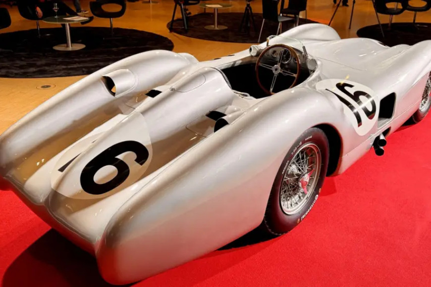 Mercedes raced by Moss and Fangio sells for record £42.75m