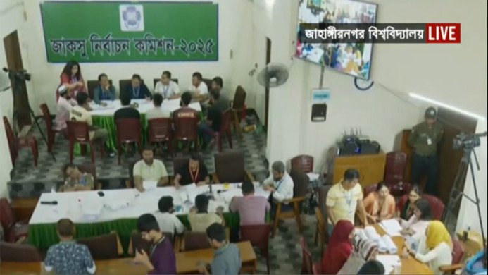 জাকসু নির্বাচনে ভোট গণনা স্থগিত, ওএমআর না ম্যানুয়াল—জরুরি বৈঠক