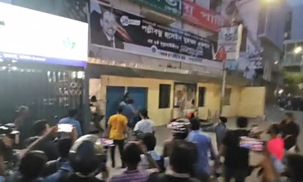 কাকরাইলে জাতীয় পার্টি কার্যালয়ে হামলা ও অগ্নিসংযোগে উত্তেজনা