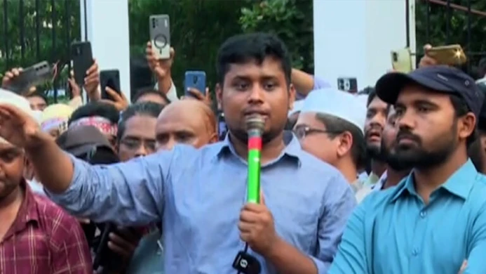 রাস্তায় শিক্ষকদের ওপর হামলা সভ্য রাষ্ট্রের পরিচয় নয়: হাসনাত