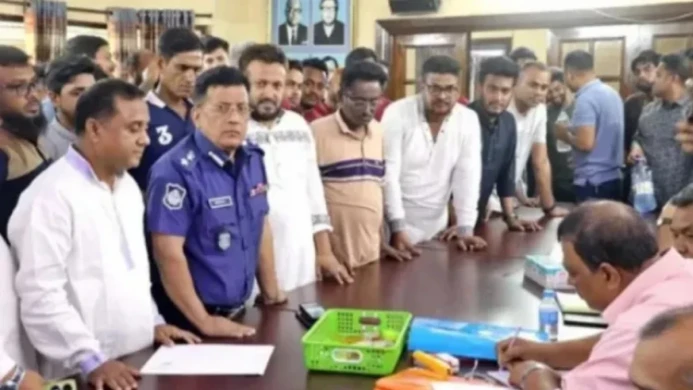 ইউনিফর্ম পরে আ.লীগের অনুষ্ঠানে যোগদান, অবসরে অতিরিক্ত ডিআইজি মনিরুজ্জামান
