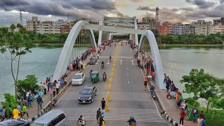 হাতিরঝিলে ককটেল বিস্ফোরণে মোটরসাইকেলে আগুন