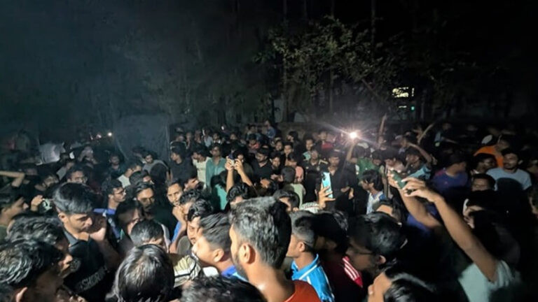 চবি শিক্ষার্থীদের সঙ্গে স্থানীয়দের সংঘর্ষে রণক্ষেত্র, আহত অর্ধশতাধিক
