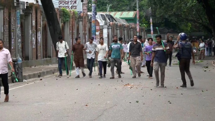 আলিয়া মাদরাসার সামনে ছাত্রদল-শিবিরের সংঘর্ষ, উত্তপ্ত এলাকা