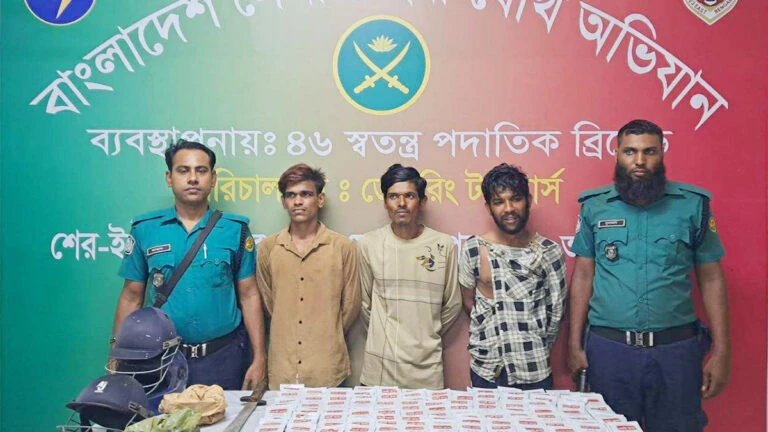 মোহাম্মদপুরে যৌথ অভিযানে হেরোইন-বিস্ফোরকসহ তিনজন গ্রেপ্তার