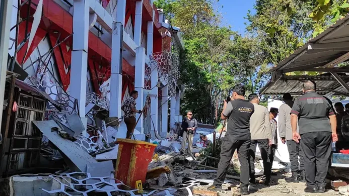 ইন্দোনেশিয়ায় ৭.৪ মাত্রার শক্তিশালী ভূমিকম্প