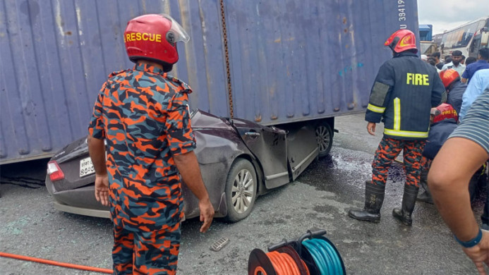কুমিল্লায় কাভার্ডভ্যান উল্টে প্রাইভেটকার চাপা, একই পরিবারের চারজন নিহত