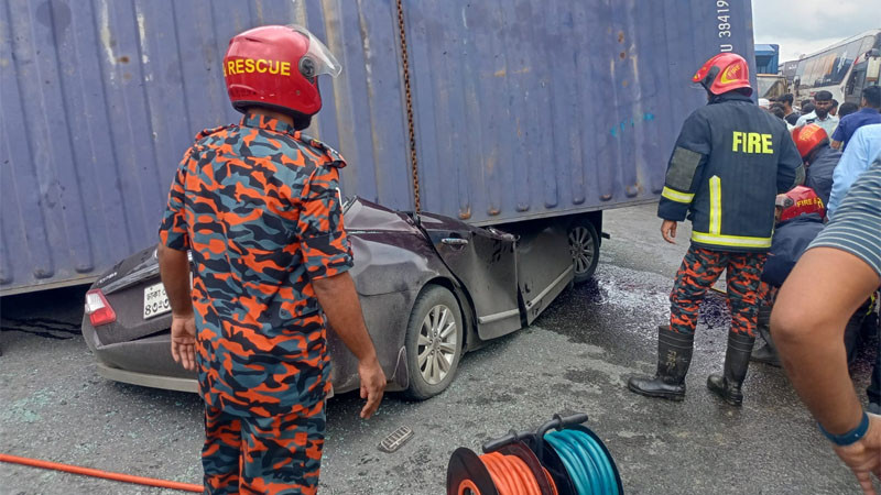 কুমিল্লায় কাভার্ডভ্যান উল্টে প্রাইভেটকার চাপা, একই পরিবারের চারজন নিহত