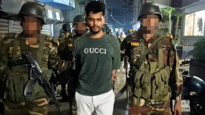 ছাত্র সমন্বয়ক পরিচয়ে সন্ত্রাস ও চাঁদাবাজি: মূল হোতাসহ তিনজন আটক