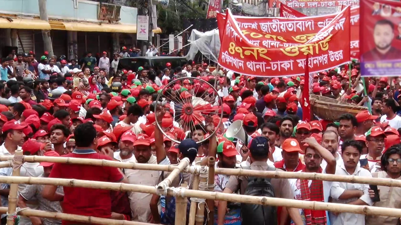 নয়াপল্টনে বিএনপির শ্রমিক সমাবেশে জনস্রোত, নেতাকর্মীদের ভিড়