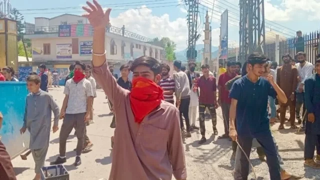 পাকিস্তানের আজাদ কাশ্মির বিক্ষোভে উত্তাল, নিহত ২৪